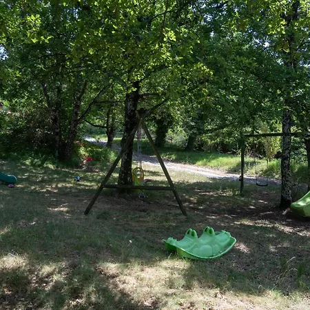 Rouge - Piscine Partagee Chalet Darbres