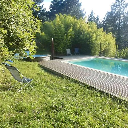 Rouge - Piscine Partagee Chalet Darbres