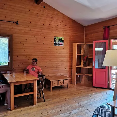 Rouge - Piscine Partagee Chalet